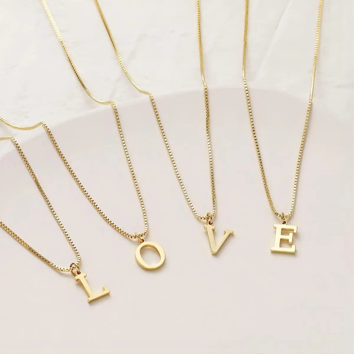 Collier avec des initiales de lettres d'amour