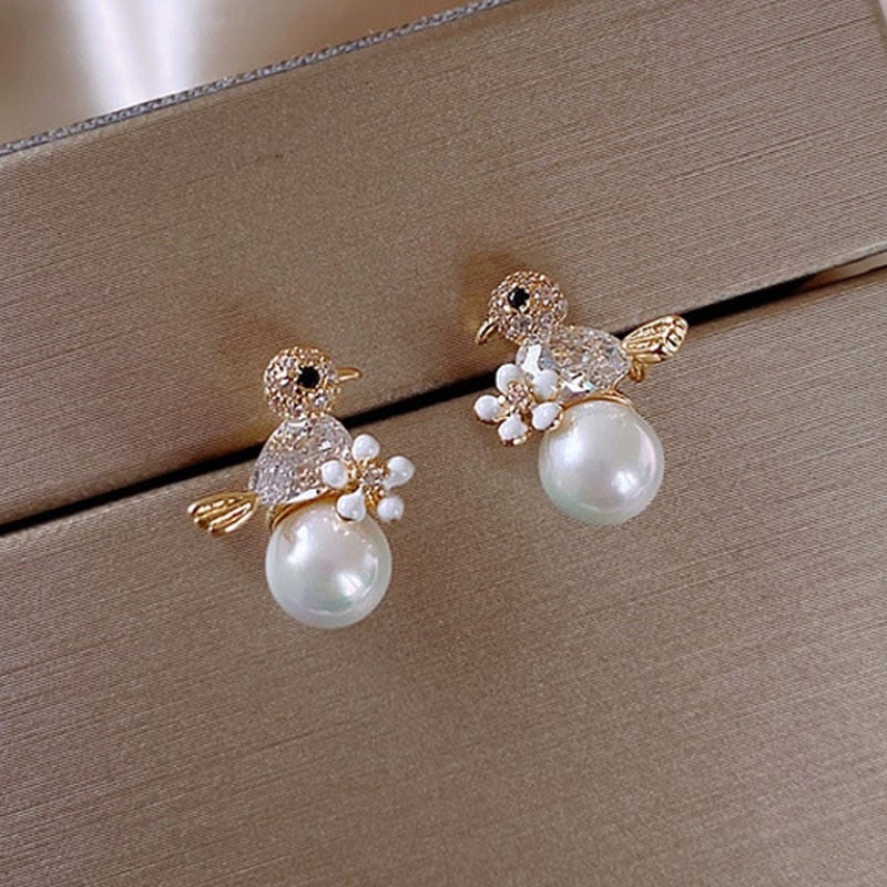 Boucles d'oreilles luxueuses avec oiseau en zircon et perle
