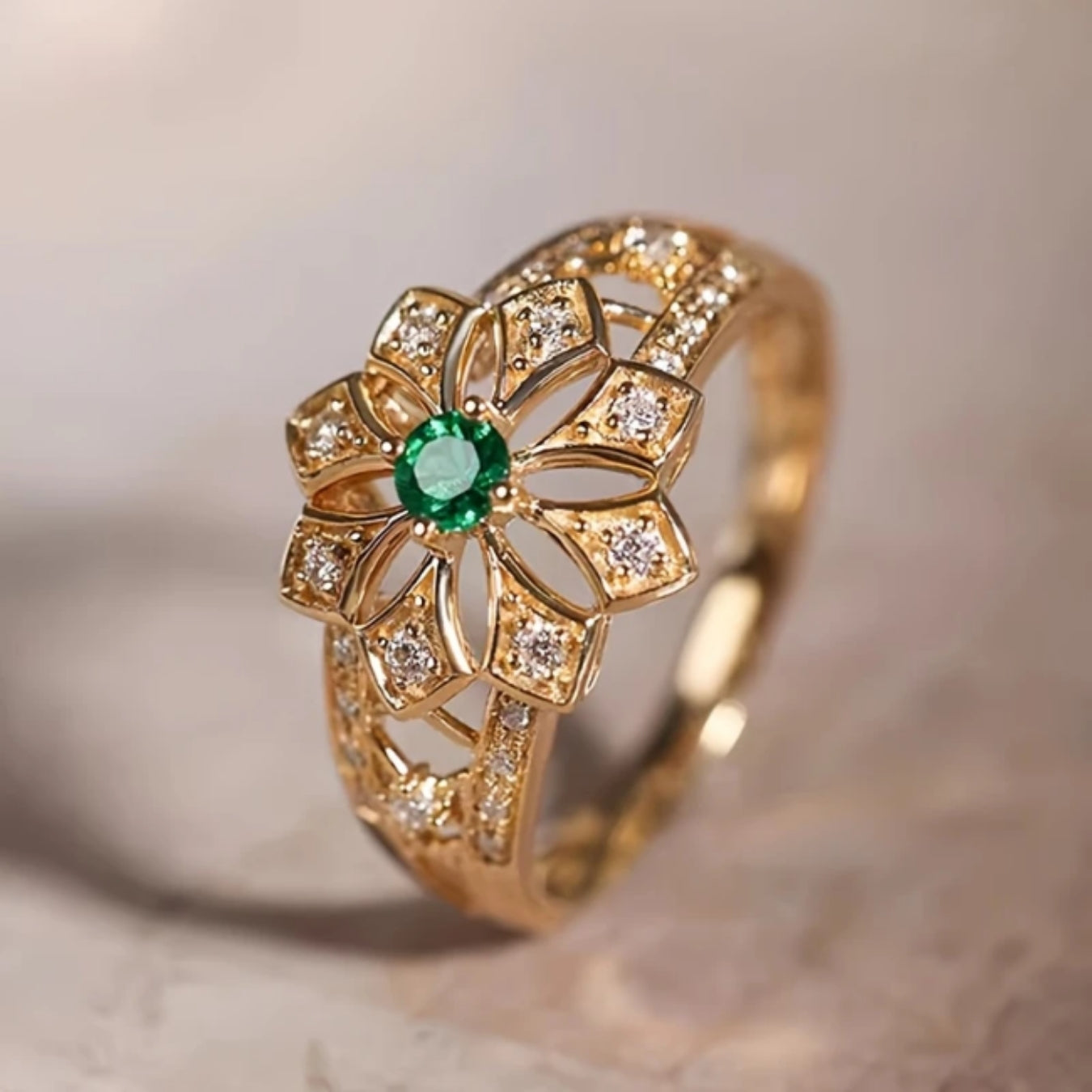 Bague en or creux avec fleur et pierre verte
