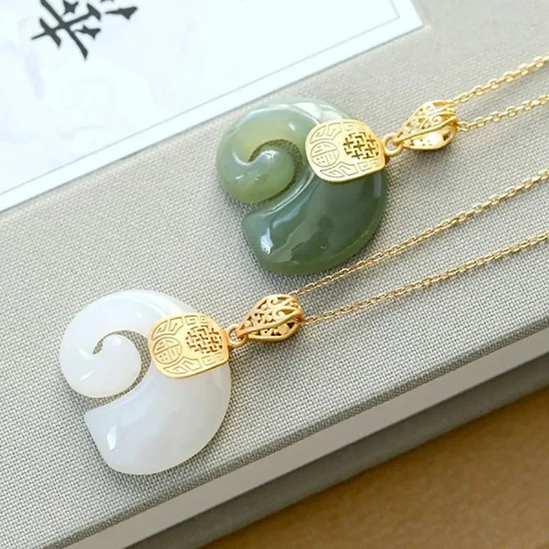 Collier Éléphant en Jade Hetian plaqué or 18K avec saphir