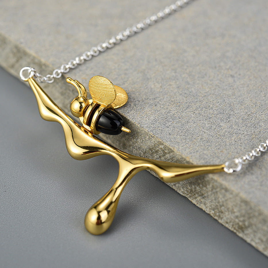 MELINA – Collier en forme de goutte de miel et abeille