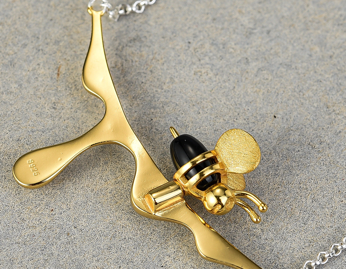 MELINA – Collier en forme de goutte de miel et abeille