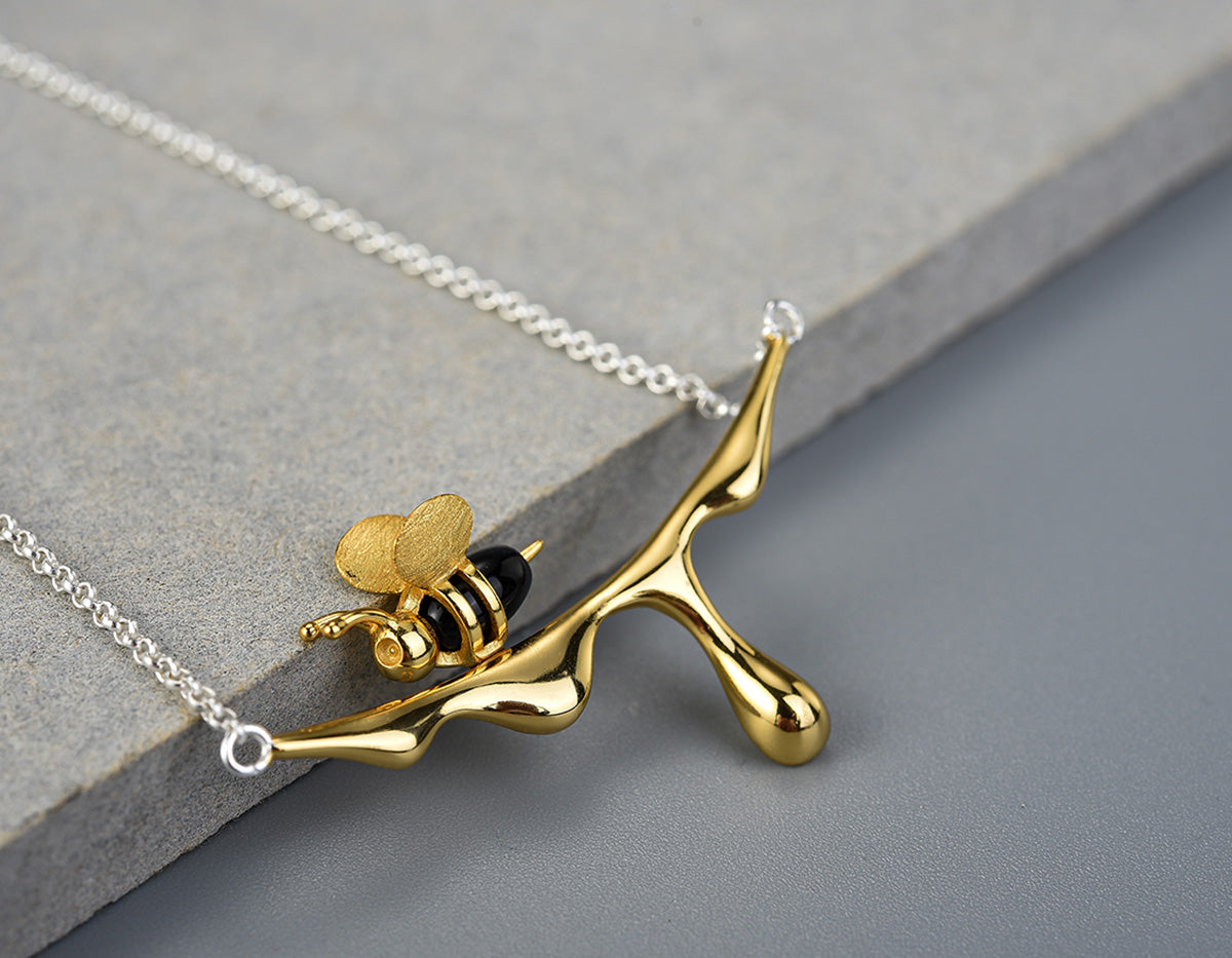 MELINA – Collier en forme de goutte de miel et abeille