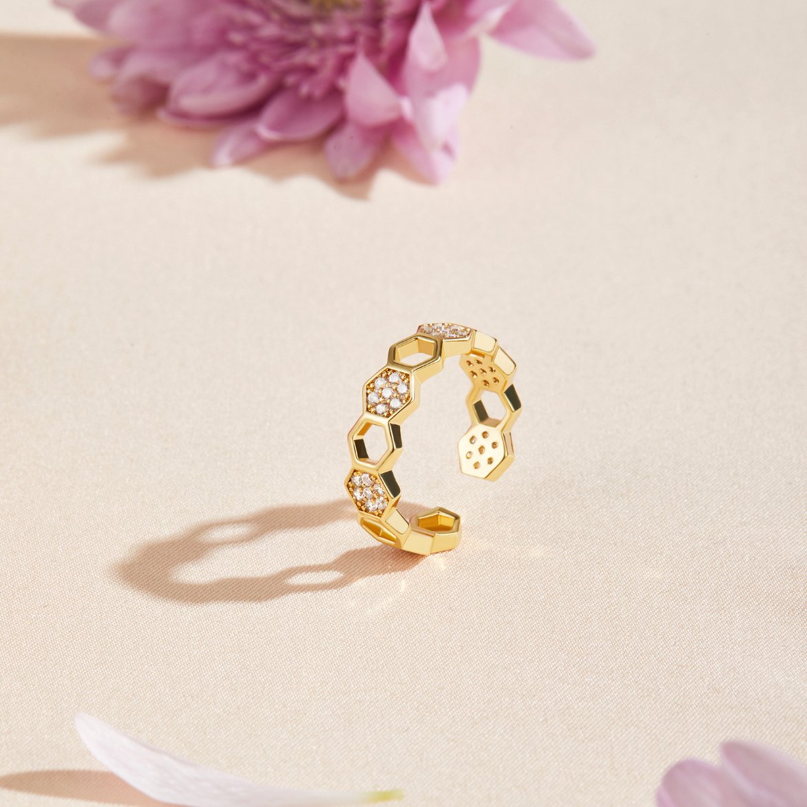 Bague nid d'abeille en or et cristal