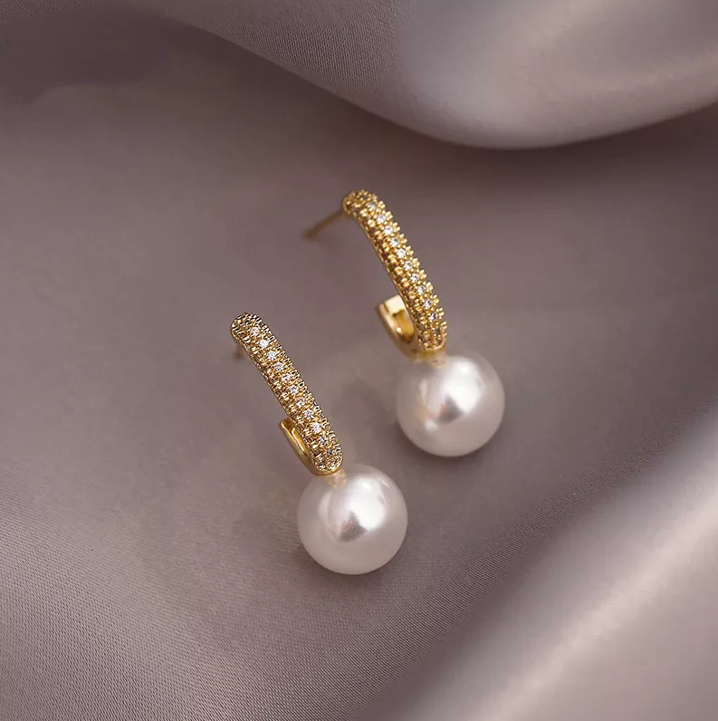 Boucles d'oreilles en or doux avec éléments scintillants et perle