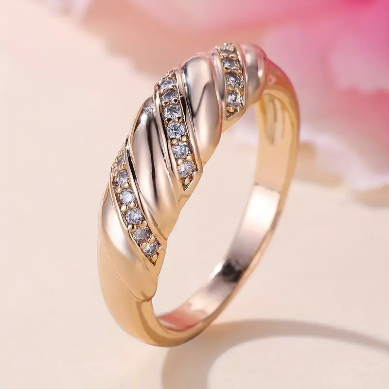 Bague tressée avec des éléments roses et des zirconias