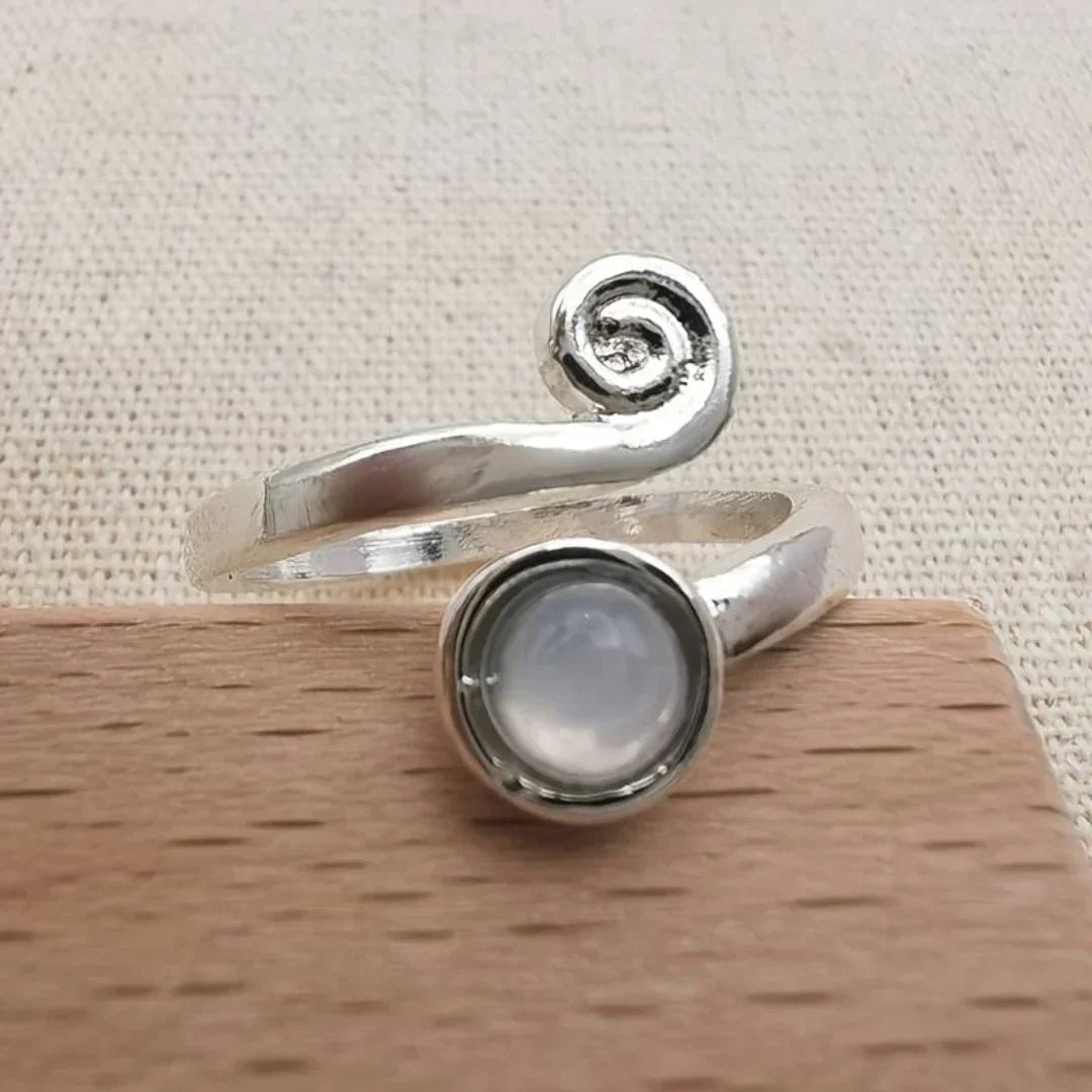 Bague vintage en pierre de lune en spirale
