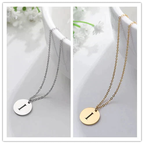 Collier minimaliste en plaqué or 18 carats avec initiales gravées dans un cercle