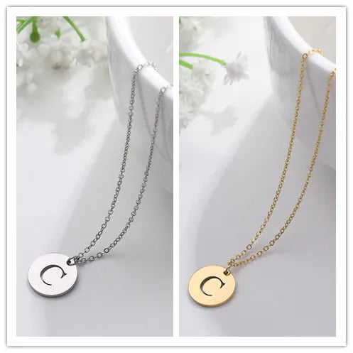 Collier minimaliste en plaqué or 18 carats avec initiales gravées dans un cercle