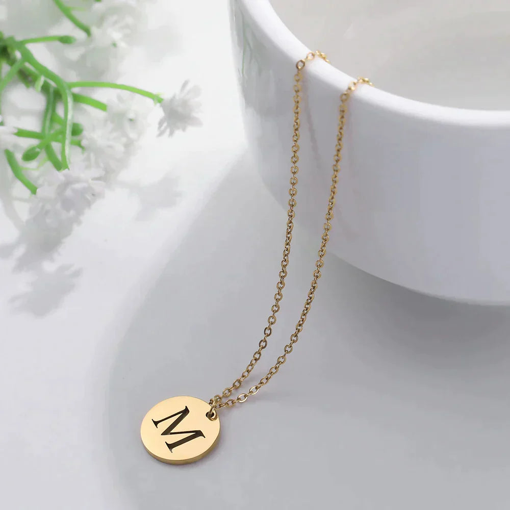 Collier minimaliste en plaqué or 18 carats avec initiales gravées dans un cercle