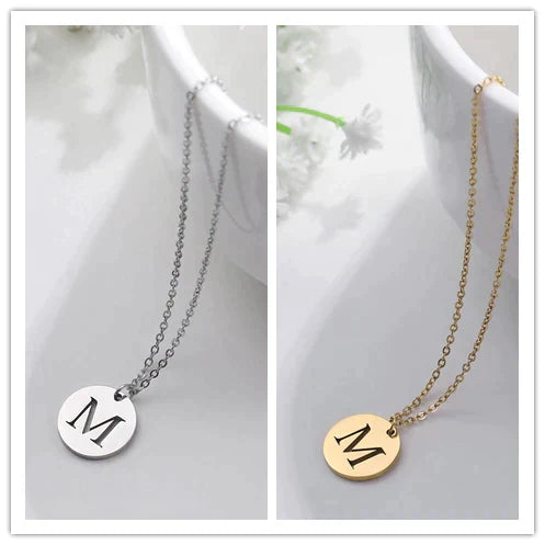 Collier minimaliste en plaqué or 18 carats avec initiales gravées dans un cercle