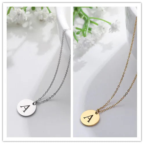 Collier minimaliste en plaqué or 18 carats avec initiales gravées dans un cercle