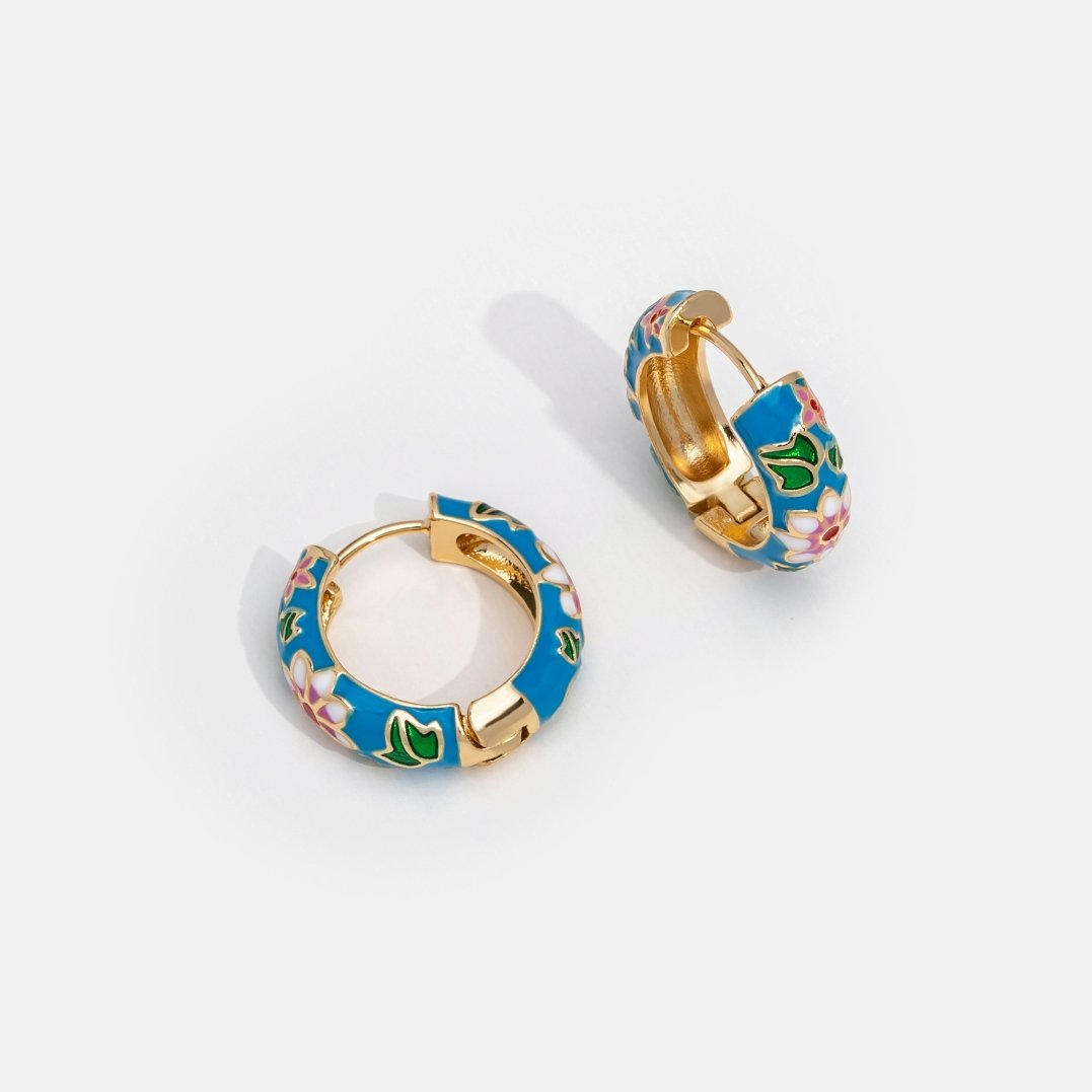 Boucles d'oreilles en cercle doré avec fleur