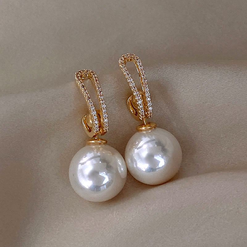 Boucles d'oreilles élégantes en perles avec zirconias