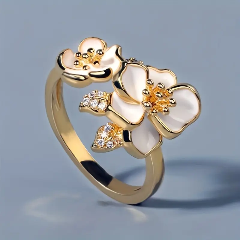 Bague avec des fleurs blanches en émail